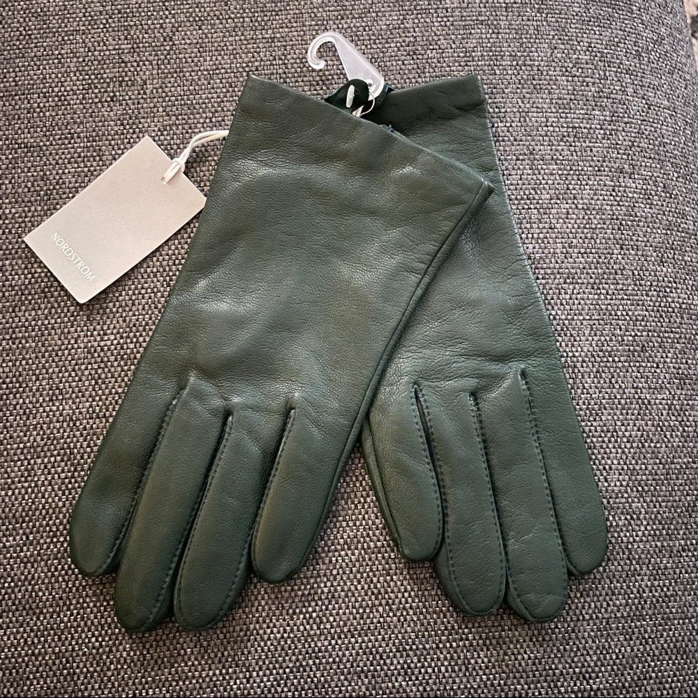 NWT Nordstrom Lambskin Leather Gloves (L)